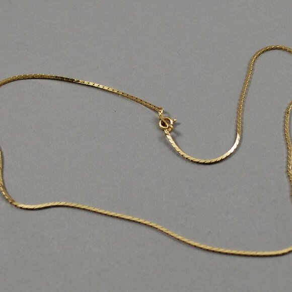 1983 Avon Polished Strands Neckchain in Goldtone - Picture 4 of 6